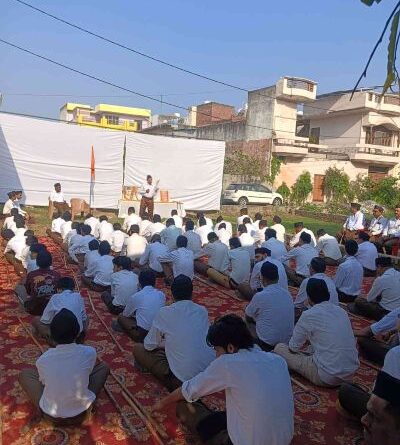 Muzaffarnagar के रामपुरी में विजयदशमी पर Rss का पथ संचलन, पुष्पवर्षा से हुआ स्वयंसेवकों का स्वागत 1 Muzaffarnagar News