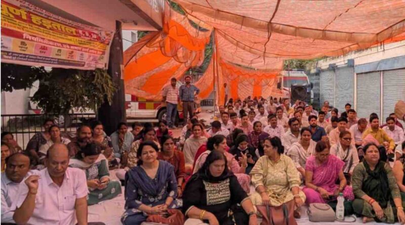 मुजफ्फरनगर में Nhm संविदा स्वास्थ्य कर्मियों की हड़ताल दूसरे दिन भी जारी, अस्पतालों में मरीज बेहाल; स्वास्थ्य सेवाओं पर बढ़ा दबाव 1 Nhm
