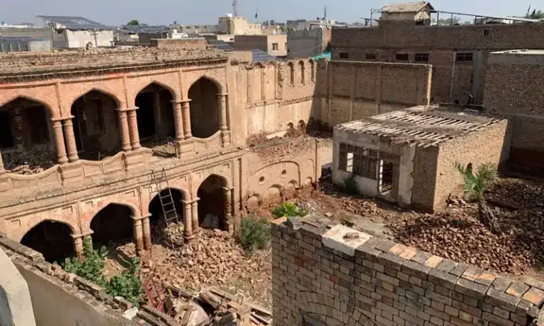 Pakistan में 200 साल पुराने रामलीला मंदिर को तोड़ने की कोशिश! प्लाजा बनाने के आरोप, विरोध के बाद प्रशासन ने किया सील 1 Pakistan-200-Year-Old-Ramleela-Temple-Demolition-Attempt