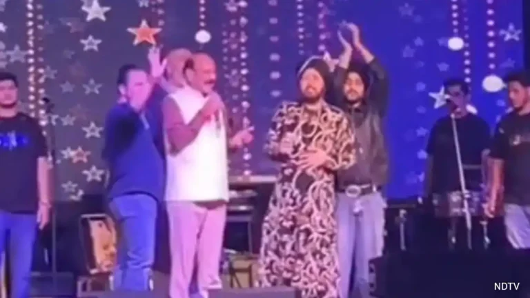 कुंजापुरी मेले में Daler Mehndi पर भड़के मंत्री सुबोध उनियाल, मंच पर पहुंचे और बोले- शराब पीकर लोगों को बेवकूफ बना रहे हो! 1 Daler