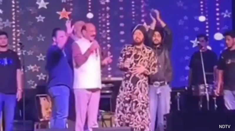 कुंजापुरी मेले में Daler Mehndi पर भड़के मंत्री सुबोध उनियाल, मंच पर पहुंचे और बोले- शराब पीकर लोगों को बेवकूफ बना रहे हो! 1 Daler