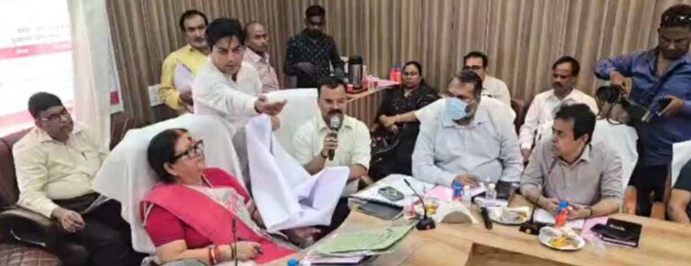 Kanpur नगर निगम की बैठक में हंगामा, मंगल भवन की समितियां भंग करने पर पार्षदों ने घेरा 1 Kanpur-Uproar-At-The-Municipal-Corporation-Executive-Committee