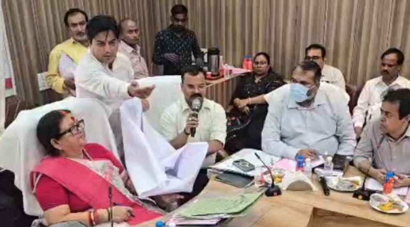Kanpur नगर निगम की बैठक में हंगामा, मंगल भवन की समितियां भंग करने पर पार्षदों ने घेरा 1 Kanpur-Uproar-At-The-Municipal-Corporation-Executive-Committee